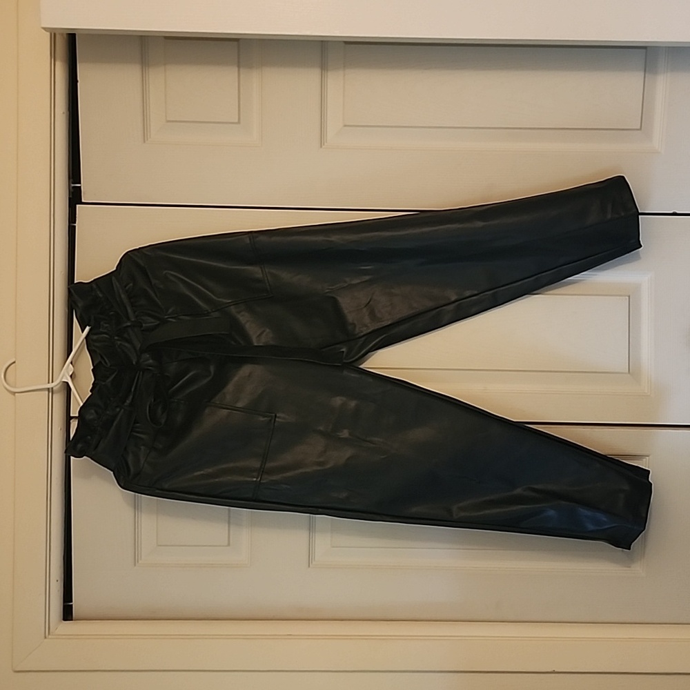 Womens rouched waiste faux leather ankle pant